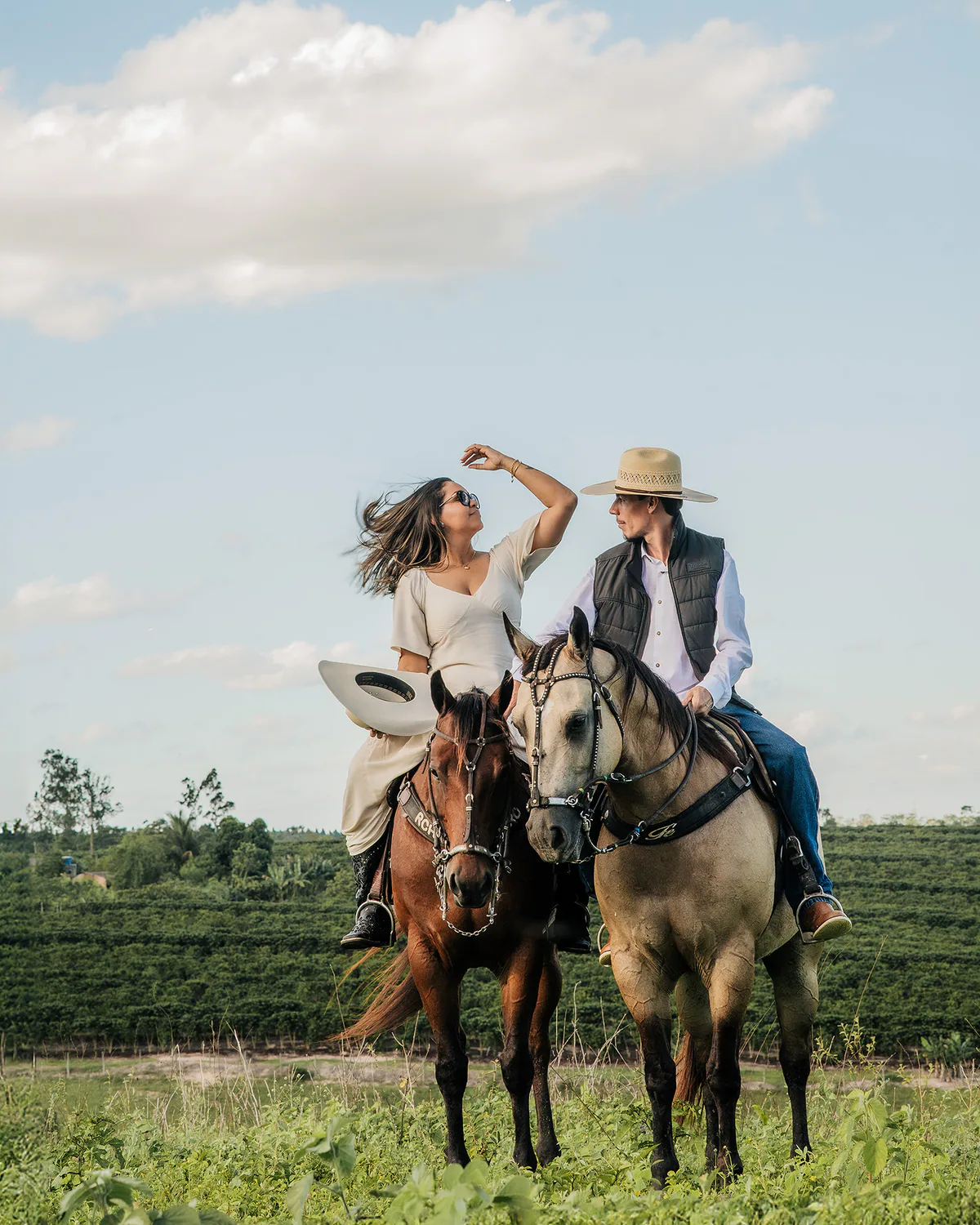Casal a cavalo durante ensaio pré-wedding no campo