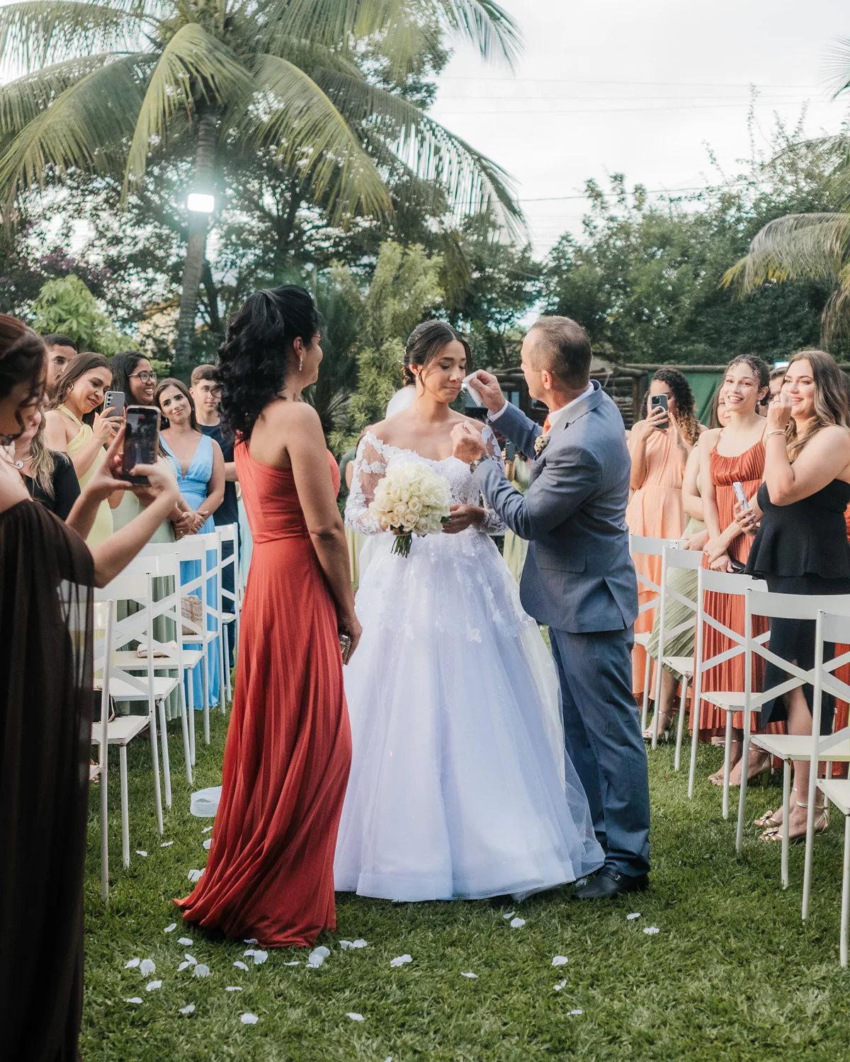 Noiva se emociona com o pai durante cerimônia de casamento ao ar livre
