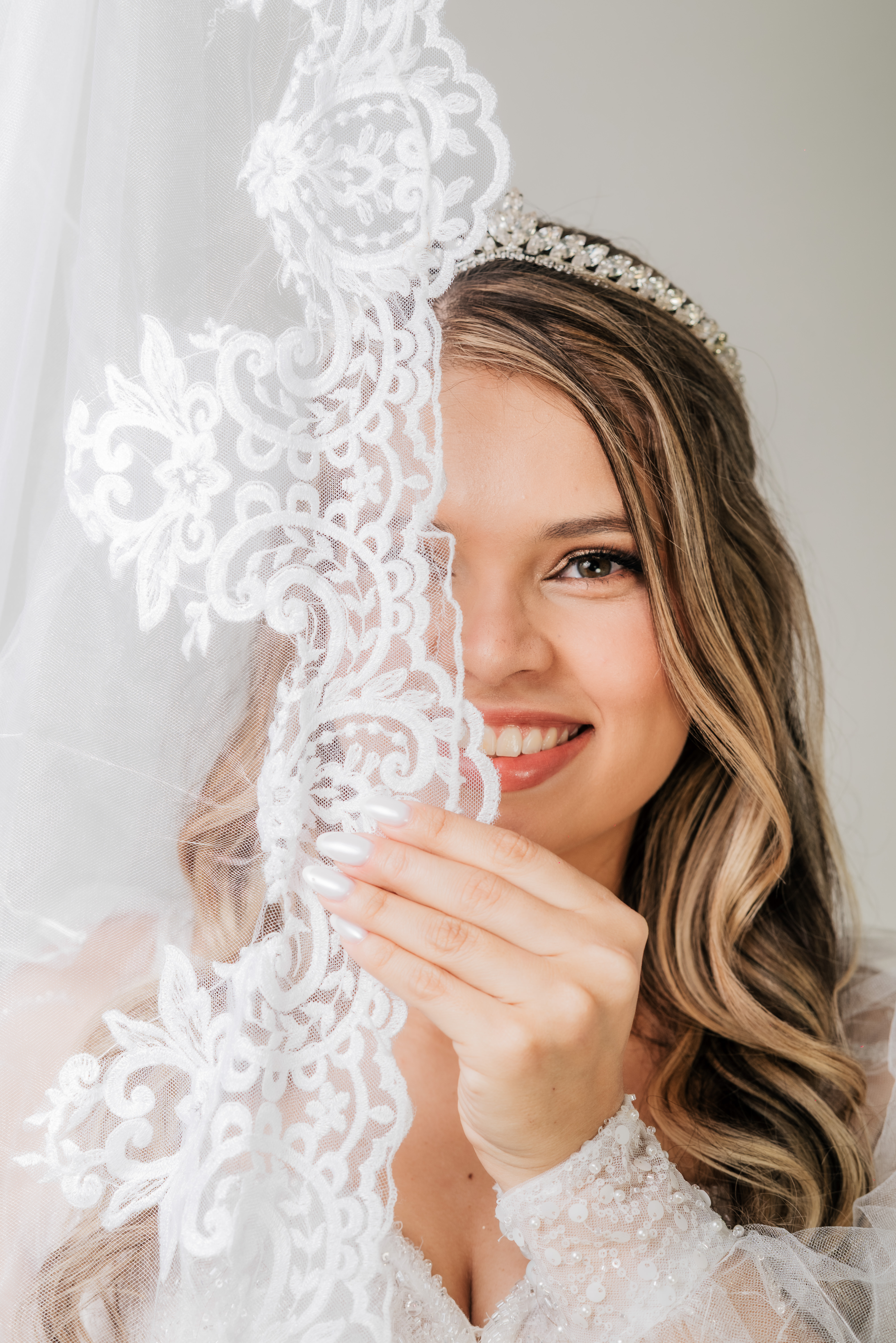 Retrato de beleza da noiva durante a sessão bridal
