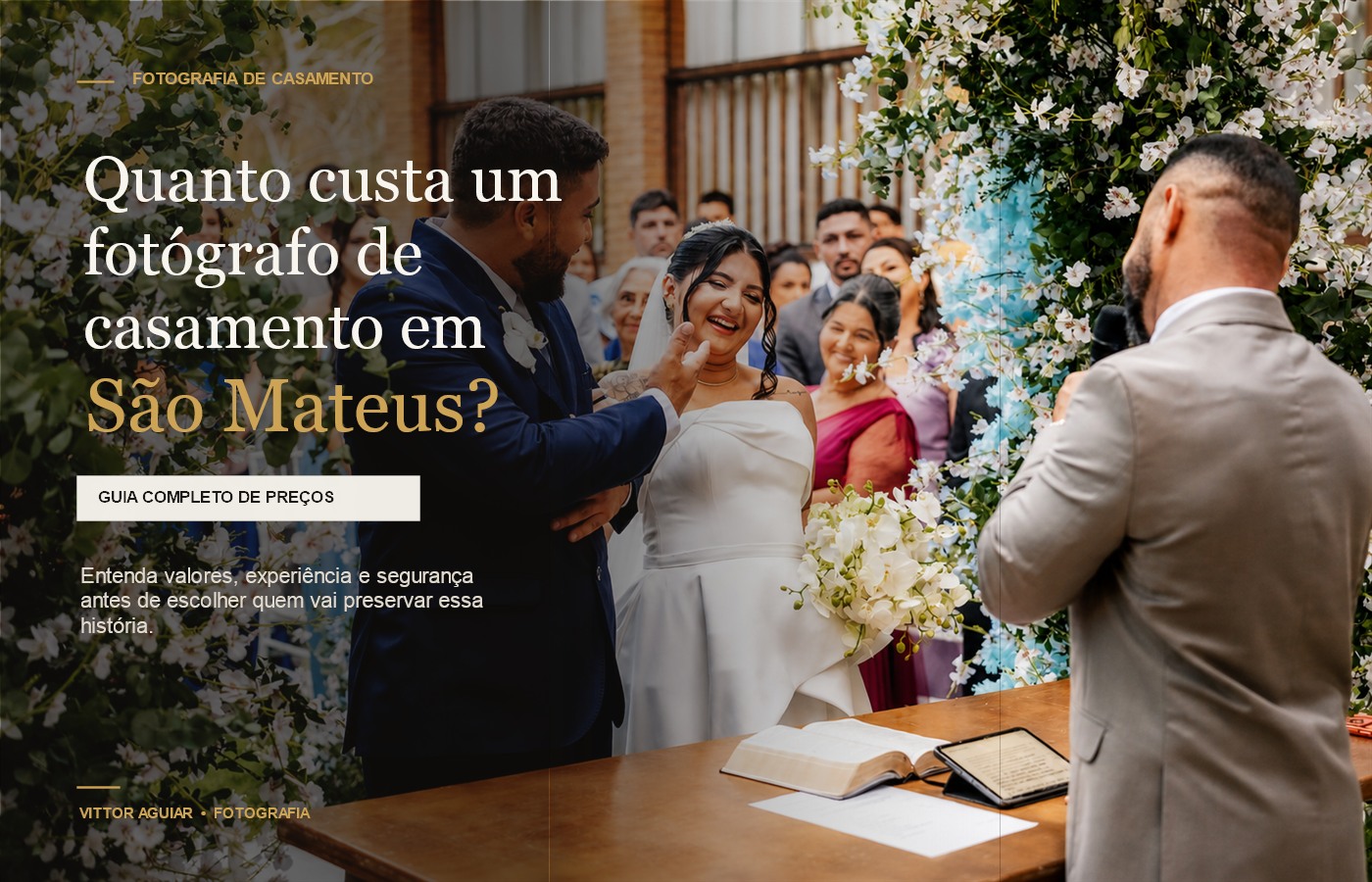 Capa do guia de preços de fotografia de casamento em São Mateus, com noivos durante a cerimônia