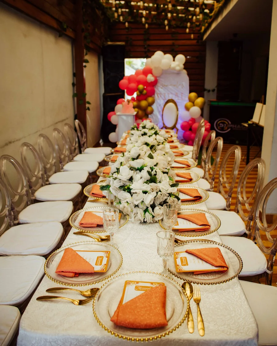 Mesa de recepção preparada para celebração