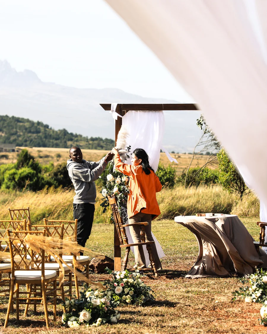 Pessoas preparando uma cerimônia de casamento ao ar livre