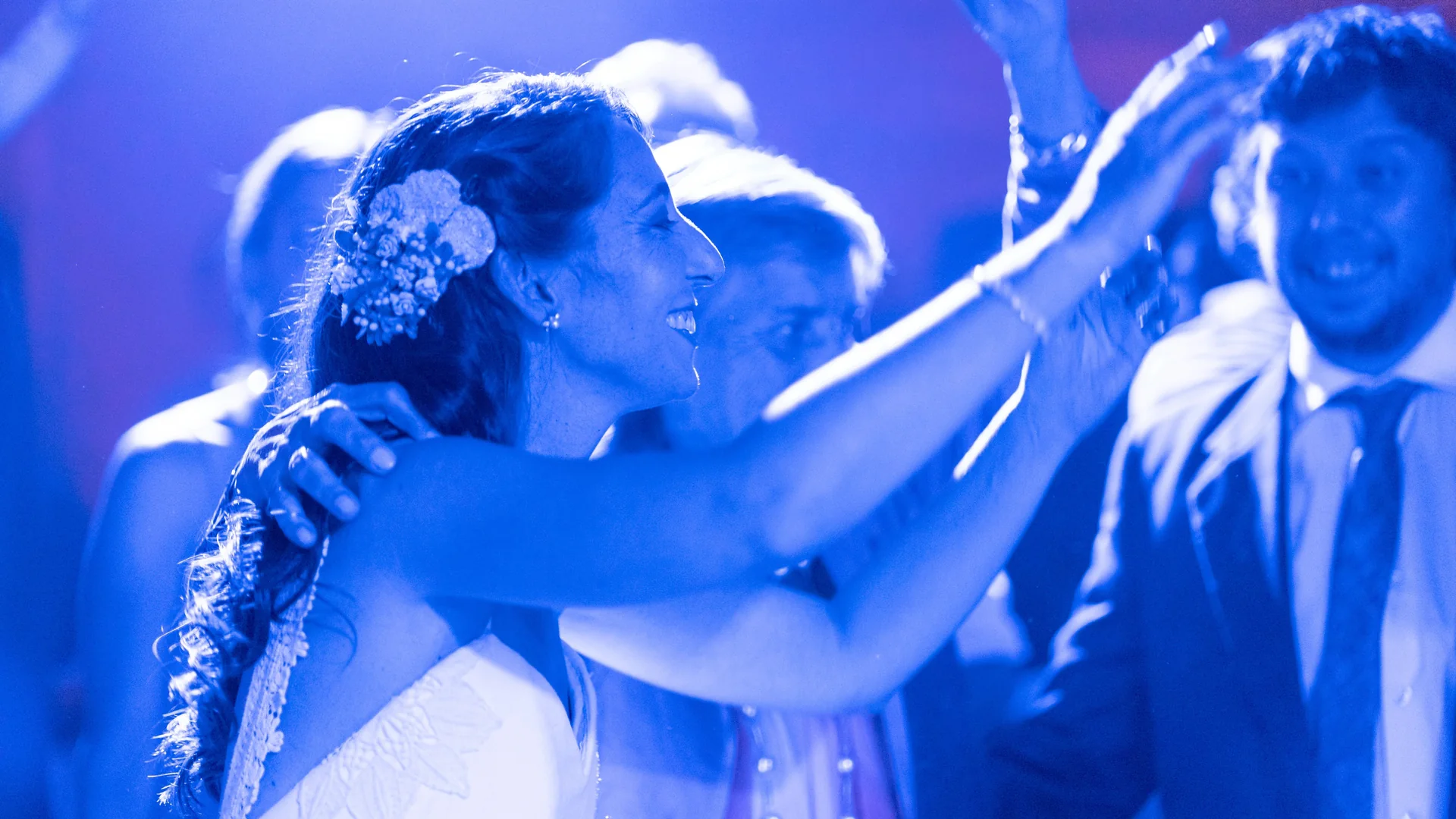 Noiva celebrando com convidados durante uma festa de casamento