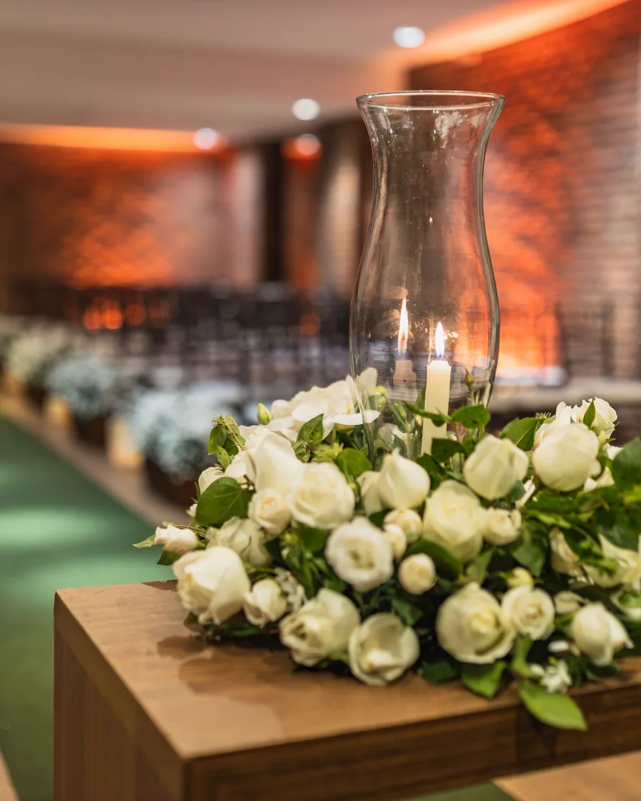 Arranjo floral branco em ambiente de casamento