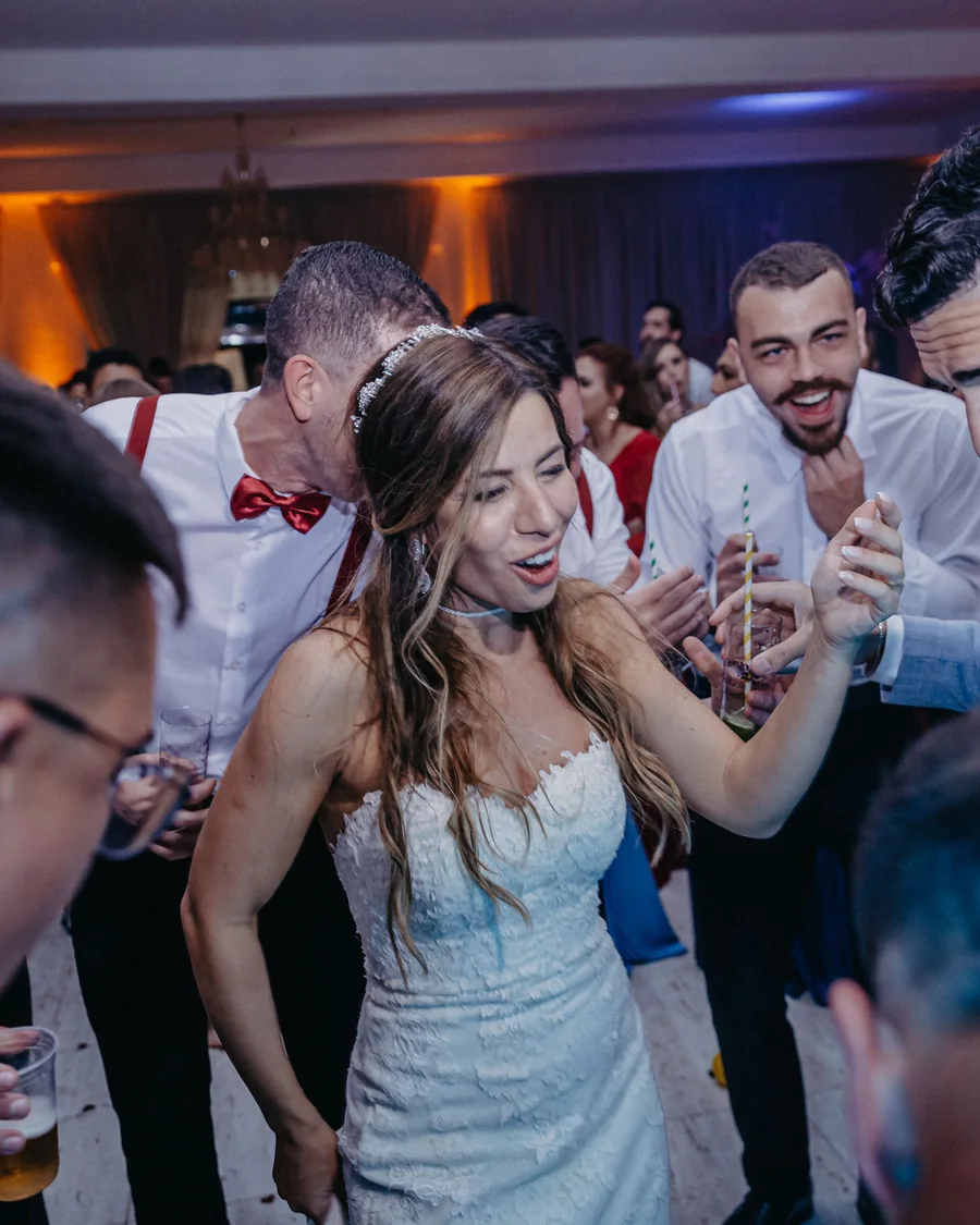 Noivos e convidados dançando durante a festa de casamento