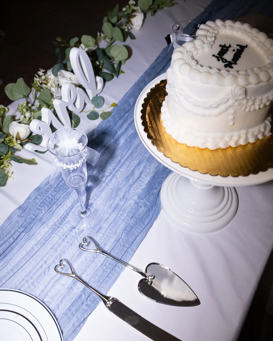 Bolo decorado em mesa de recepção de casamento