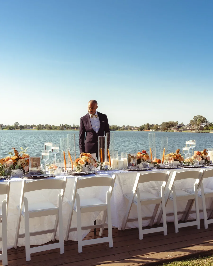 Mesa preparada para recepção de casamento em ambiente externo
