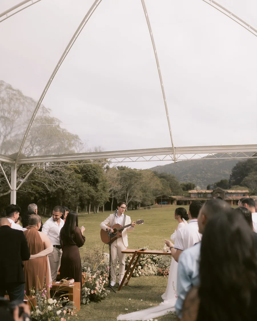 Violão sendo tocado durante uma cerimônia de casamento ao ar livre