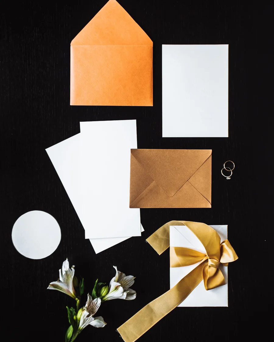 Papelaria neutra com envelopes, flores e fita