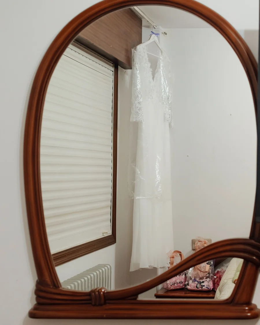 Vestido de noiva refletido em espelho clássico